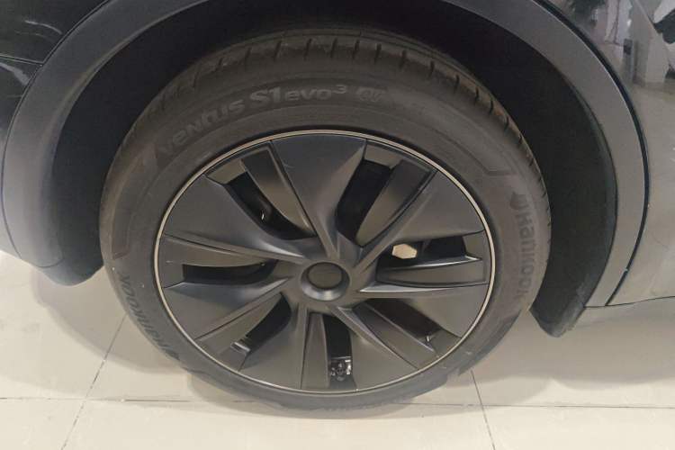 Used Tesla Model Y 2023 Long-Range All-Wheel-Drive Version