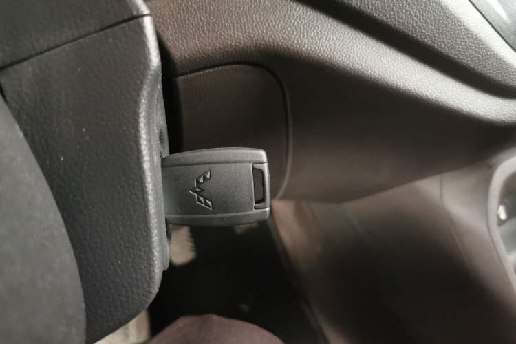 Used Wuling Hongguang V 2022 1.5L Jingqu Edition Enclosed-Window Vehicle with Electric Power Steering LAR
