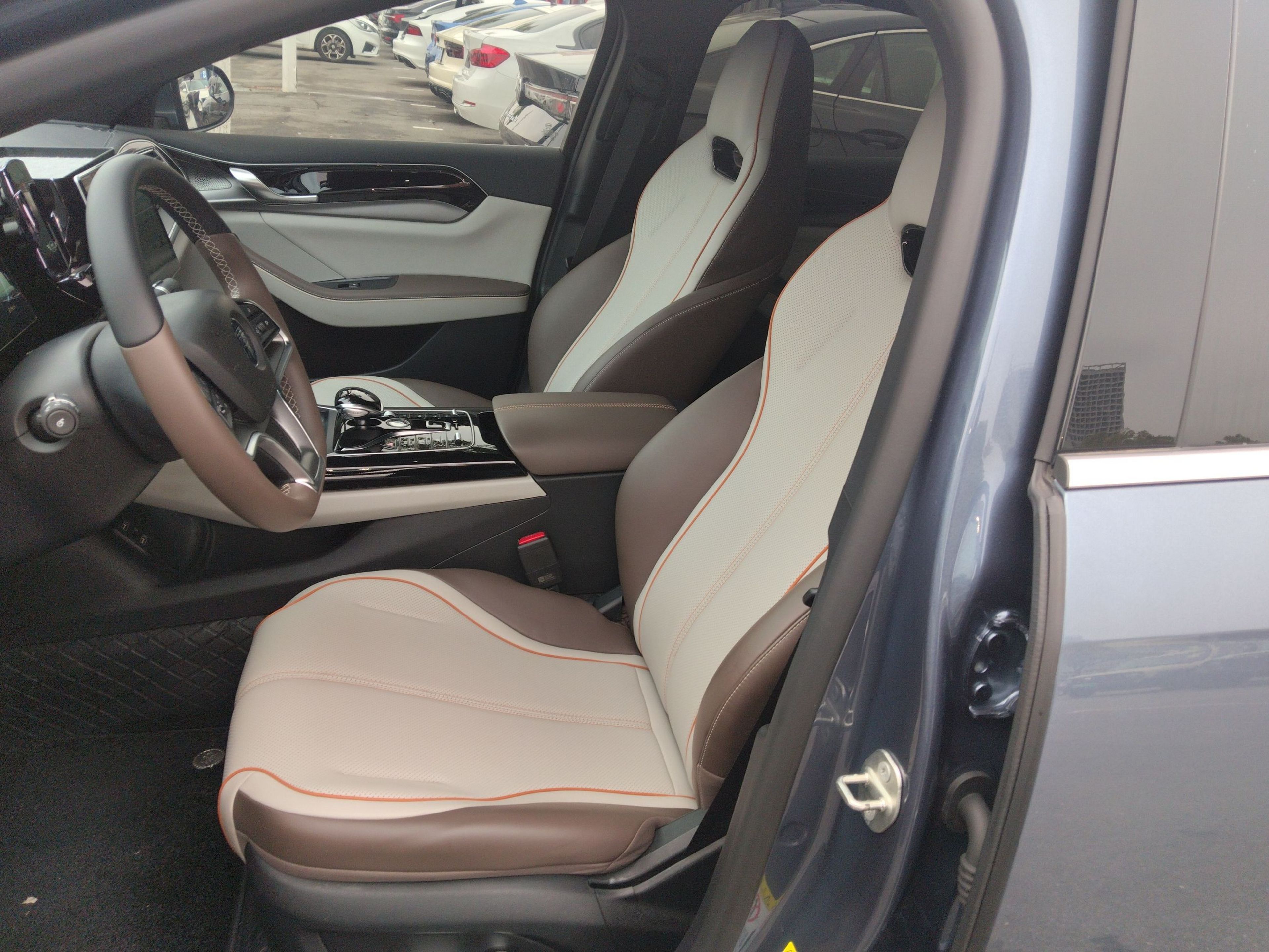 Переднее сиденье в автомобиле