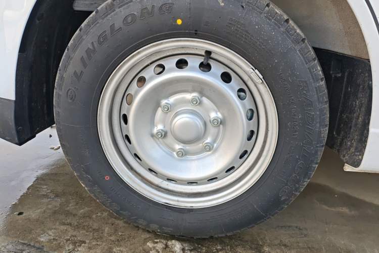 Used Wuling Yangguang 2024 300KM Comfort Version Passenger Van 75kW