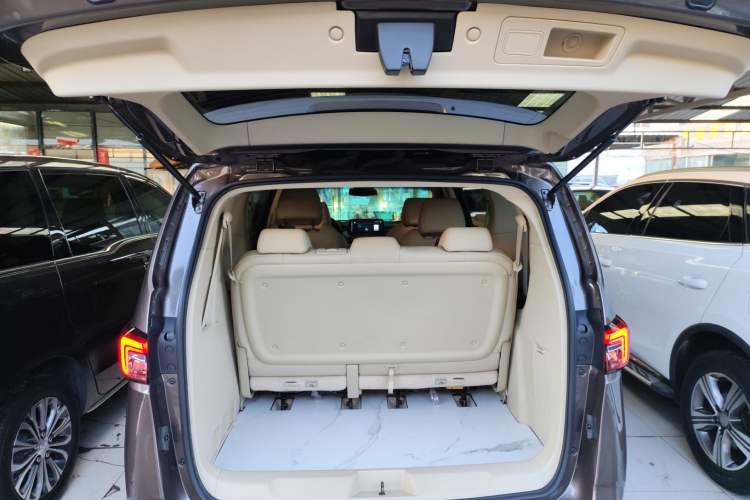 Used Buick GL8 2023 Facelifted Land Cruiser Executive Luxury Version
