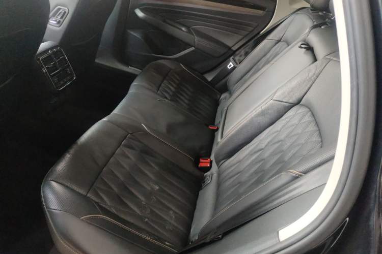 Used Volkswagen Passat 2019 330TSI Luxury Edition China VI Standard
