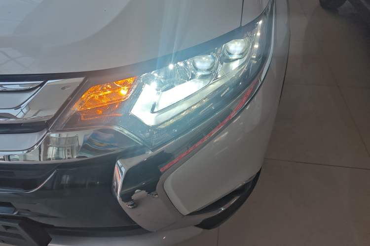 Used Mitsubishi Outlander 2018 2.4L 4x4 Luxury Edition 7-Seater