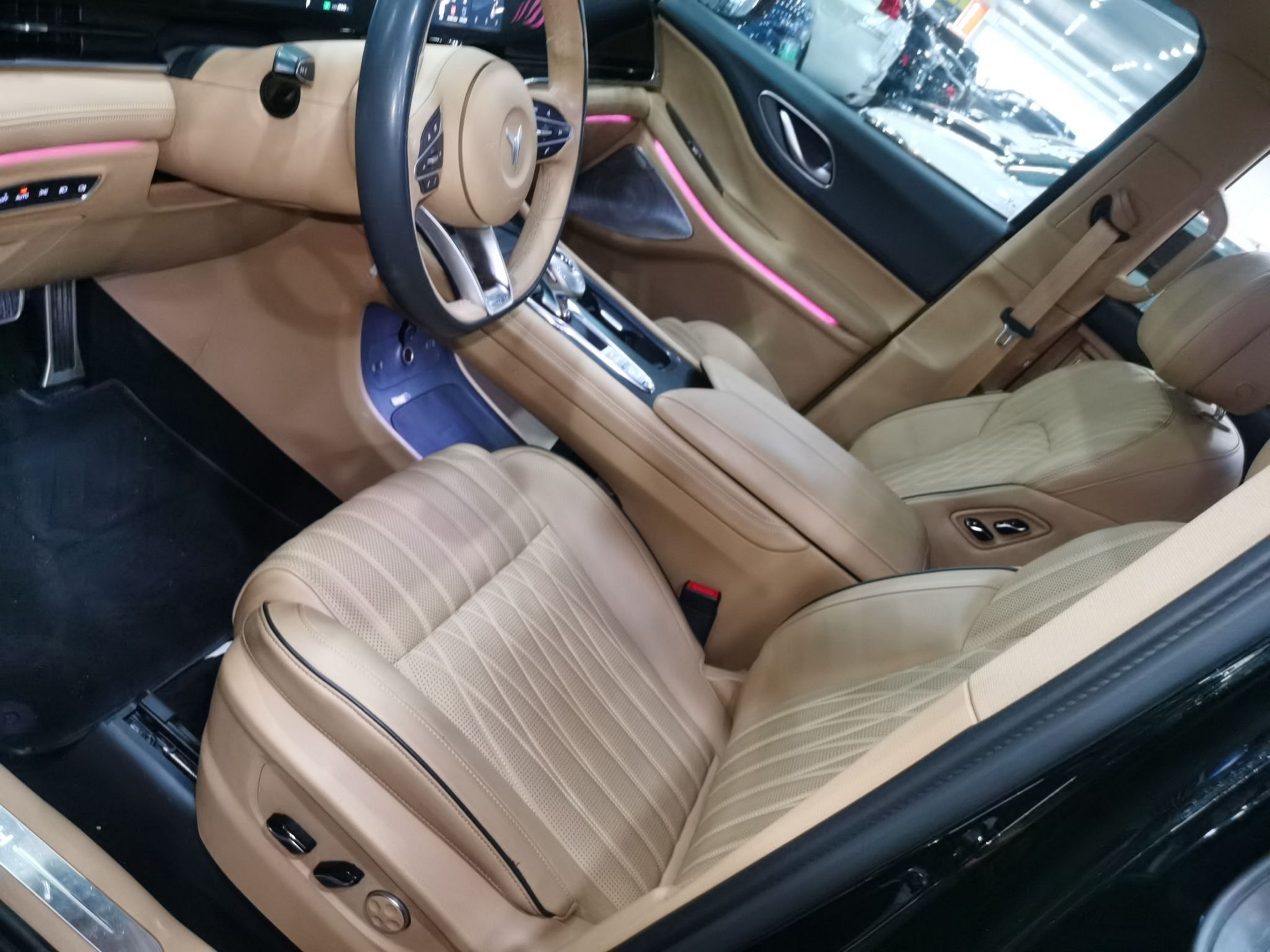 المقاعد الأمامية داخل السيارة