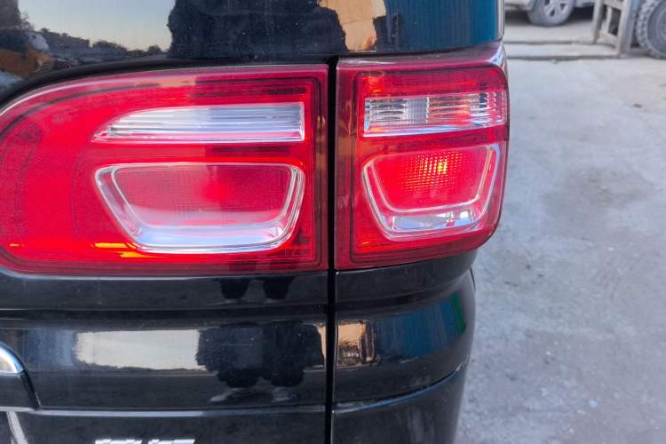 Used FORTHING Lingzhi 2020 M5L 1.6L Luxury 7-Seater
