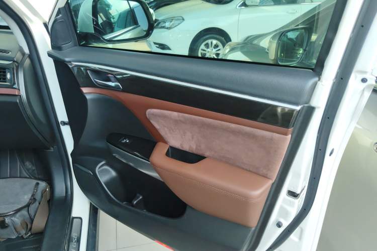 Used GAC Trumpchi GS8 2017 320T Two-Wheel Drive Luxury Smart Connectivity Version (7 Seats)
