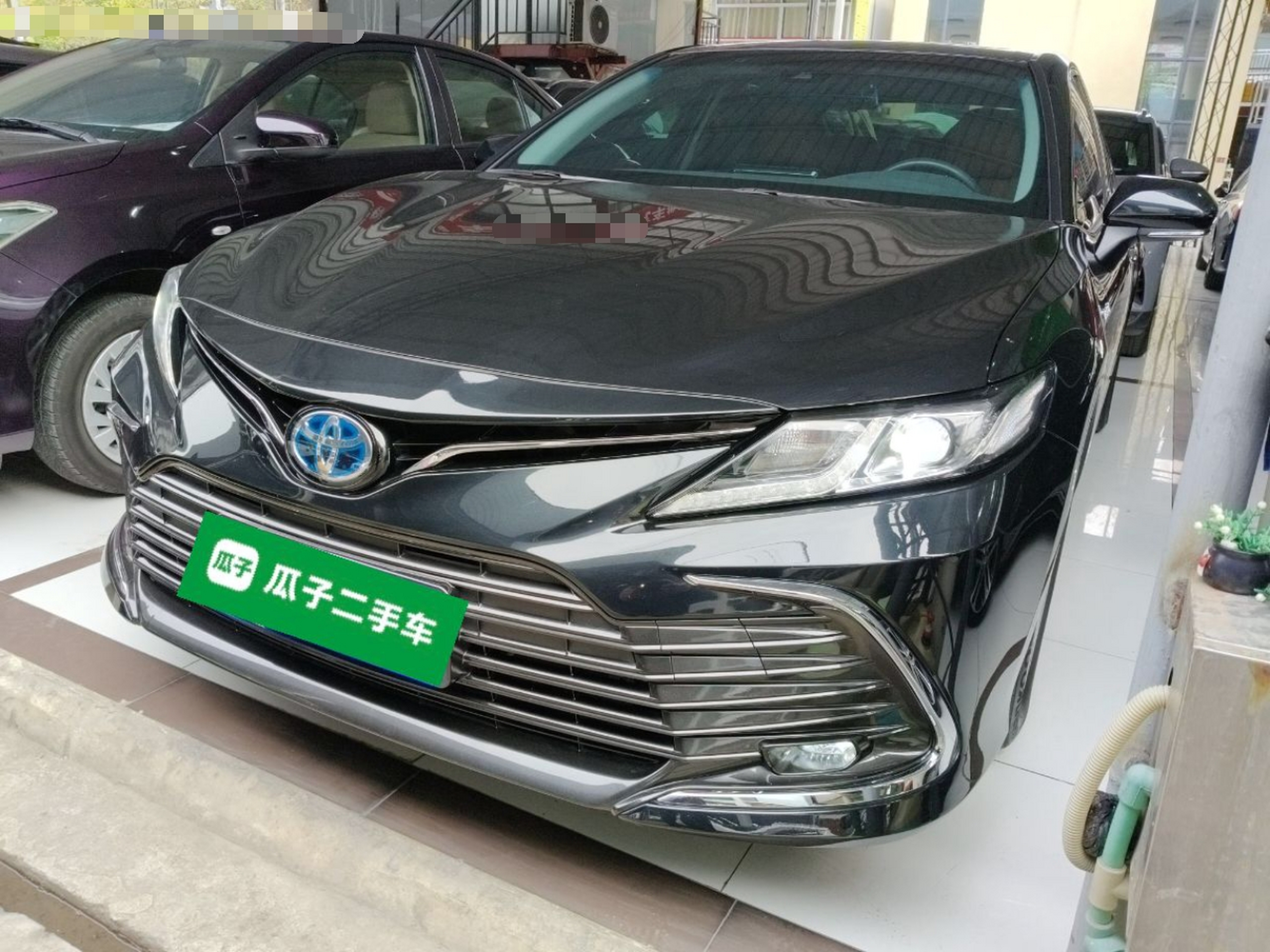 تحت مقدمة السيارة