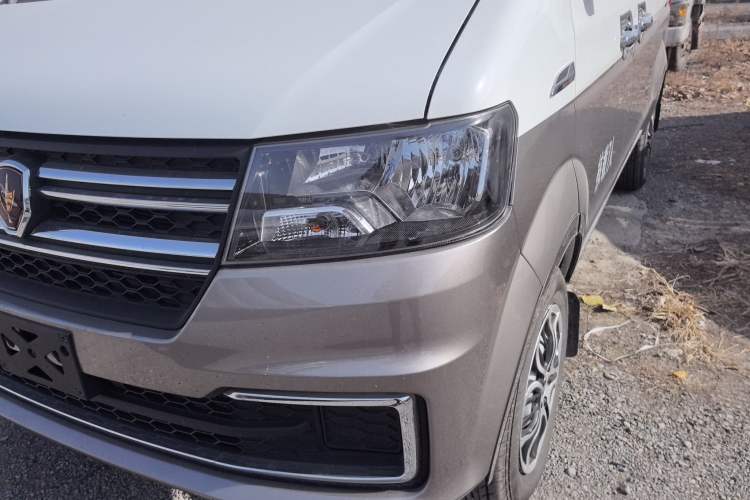 Used Jinbei Hiace X30 2024 1.5L Wealthy-Style Passenger Van 5/6/7 Seater
