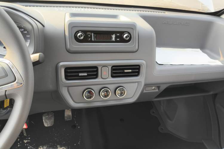 Used Wuling Yangguang 2024 300KM Comfort Version Passenger Van 75kW
