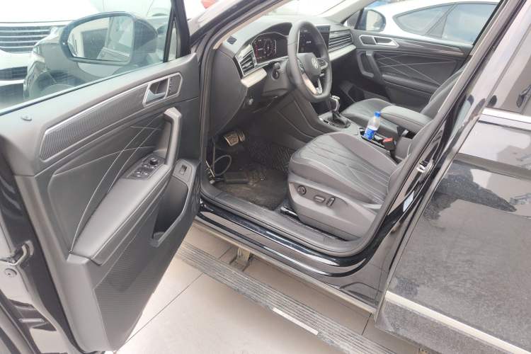 Used Volkswagen Tiguan L 2024 Outstanding Model 330TSI Automatic Two-Wheel Drive R-Line Dragon Glory Edition
