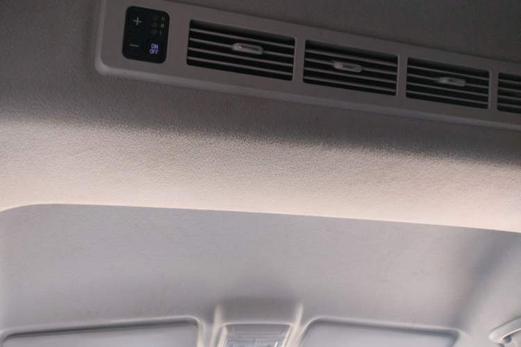 Used Jinbei Gold Hiace 2023 1.5L Passenger Van Travel Lion 9-Seater with Central Air Conditioning