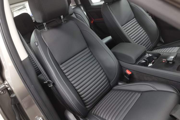 Used Land Rover Discovery Sport New Energy 2023 1.5T P300e Plug-in Hybrid Electric Version
