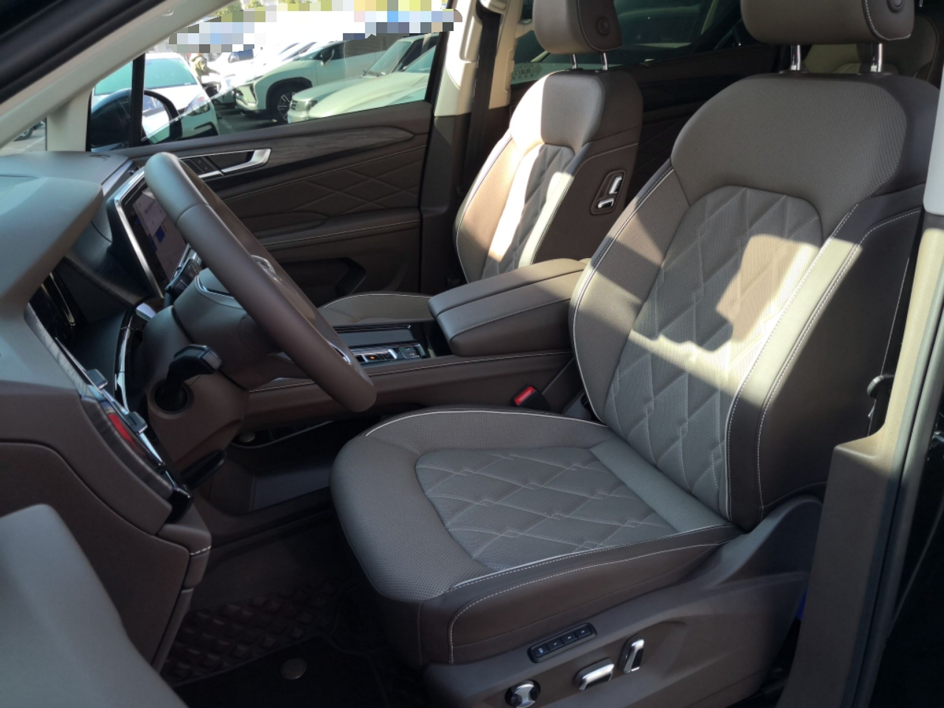 المقاعد الأمامية داخل السيارة