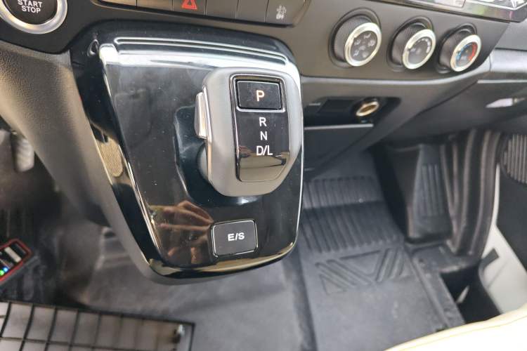 Used JMC Fushun 2023 2.0T Automatic Short-Wheelbase Low-Roof Commercial & Multi-Purpose Passenger Vehicle 6 Seats with Lift-Up Tailgate
