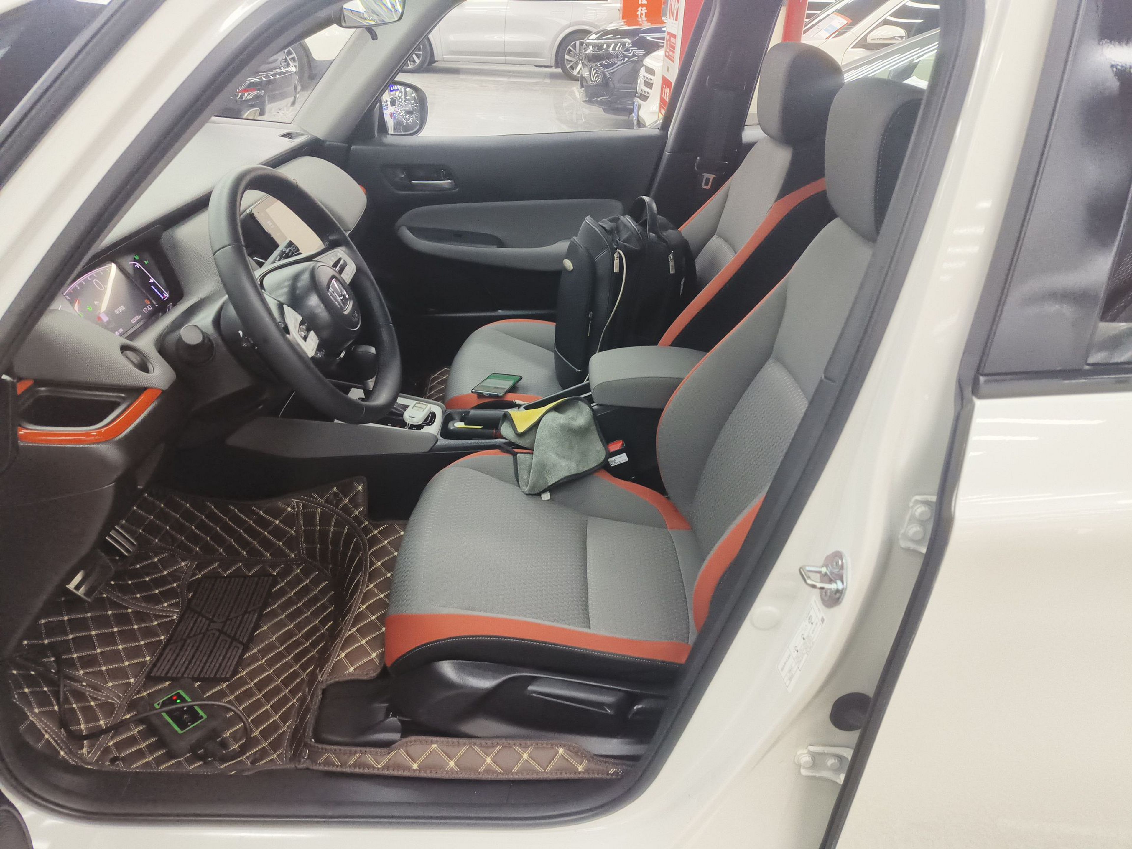 Переднее сиденье в автомобиле