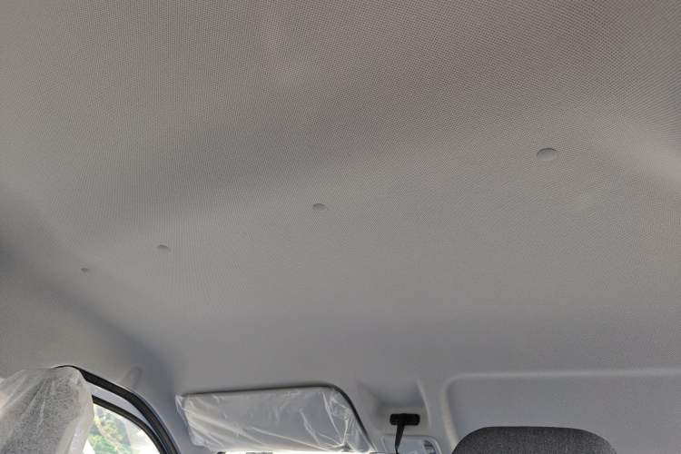 Used Wuling Yangguang 2024 300KM Comfort Version Passenger Van 75kW
