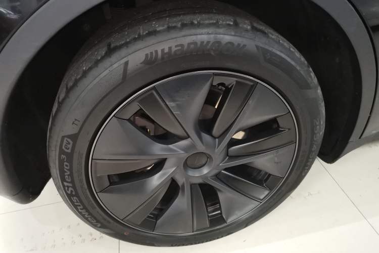 Used Tesla Model Y 2023 Long-Range All-Wheel-Drive Version