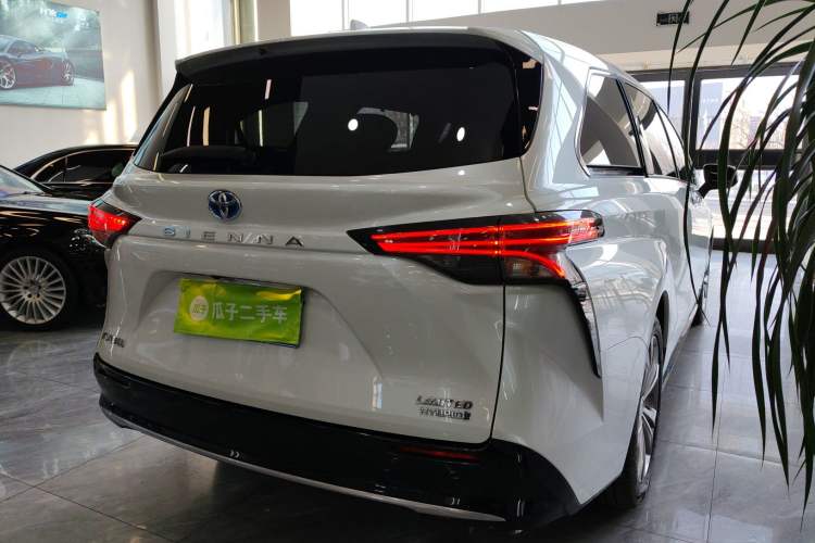 Used Toyota Sienna 2023 2.5L Hybrid Deluxe Edition