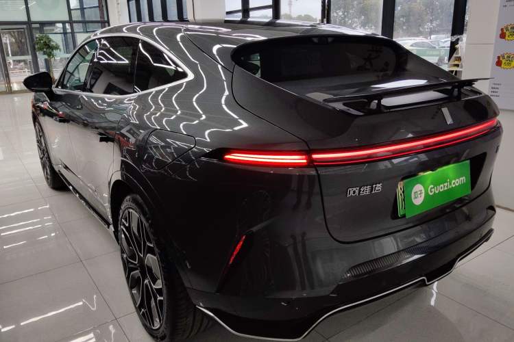 Used  11 2024 730 Luxury Edition with Three Lasers and Rear-Wheel Drive
