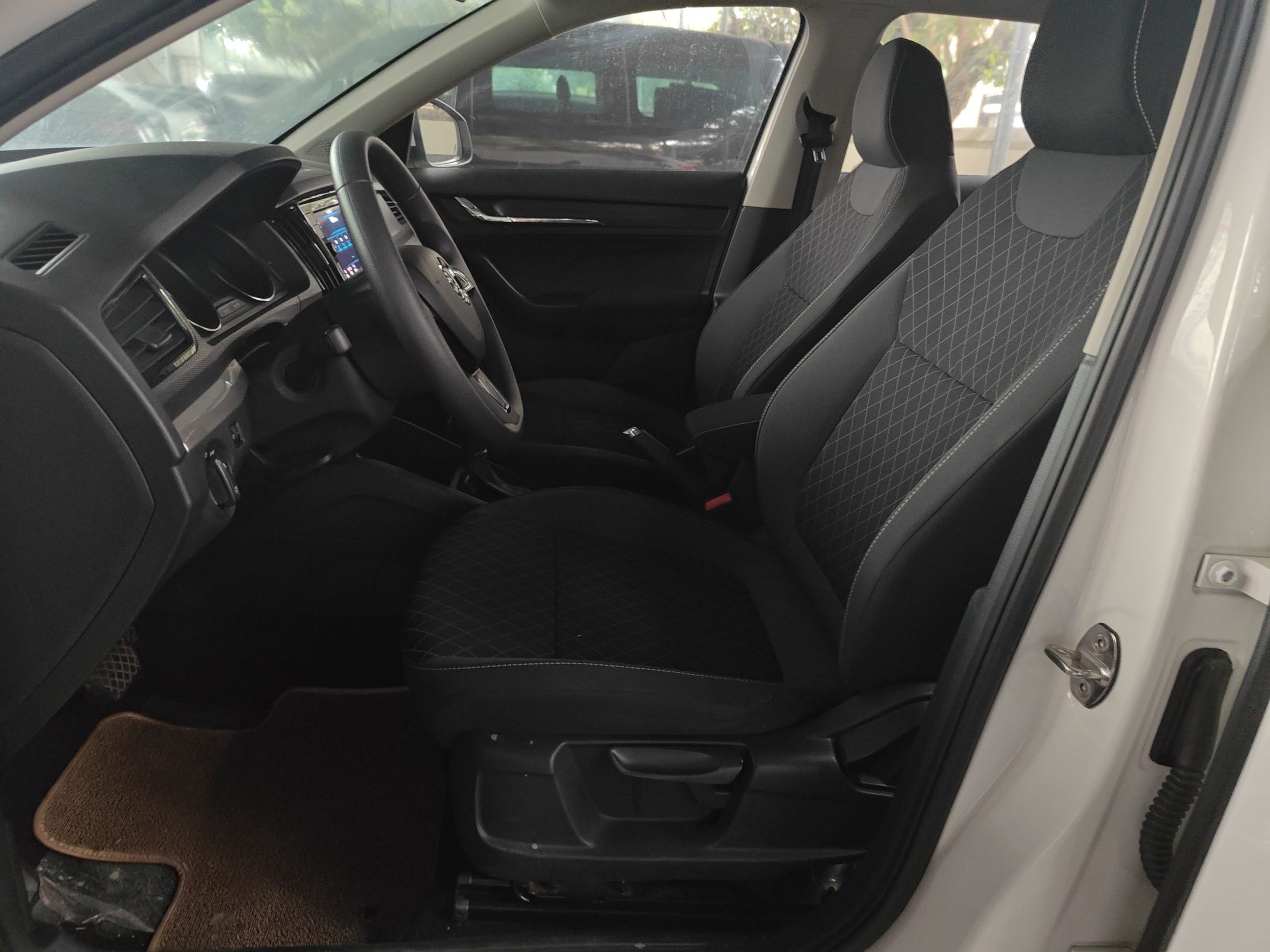 Переднее сиденье в автомобиле