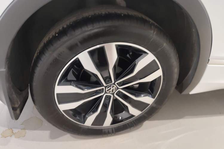 Used Volkswagen Tiguan L 2024 Outstanding Model 330TSI Automatic Two-Wheel Drive R-Line Dragon Glory Edition
