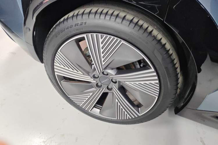 Used Lynk & Co 08 EM-P 2025 220 km All-Wheel-Drive Performance Halo
