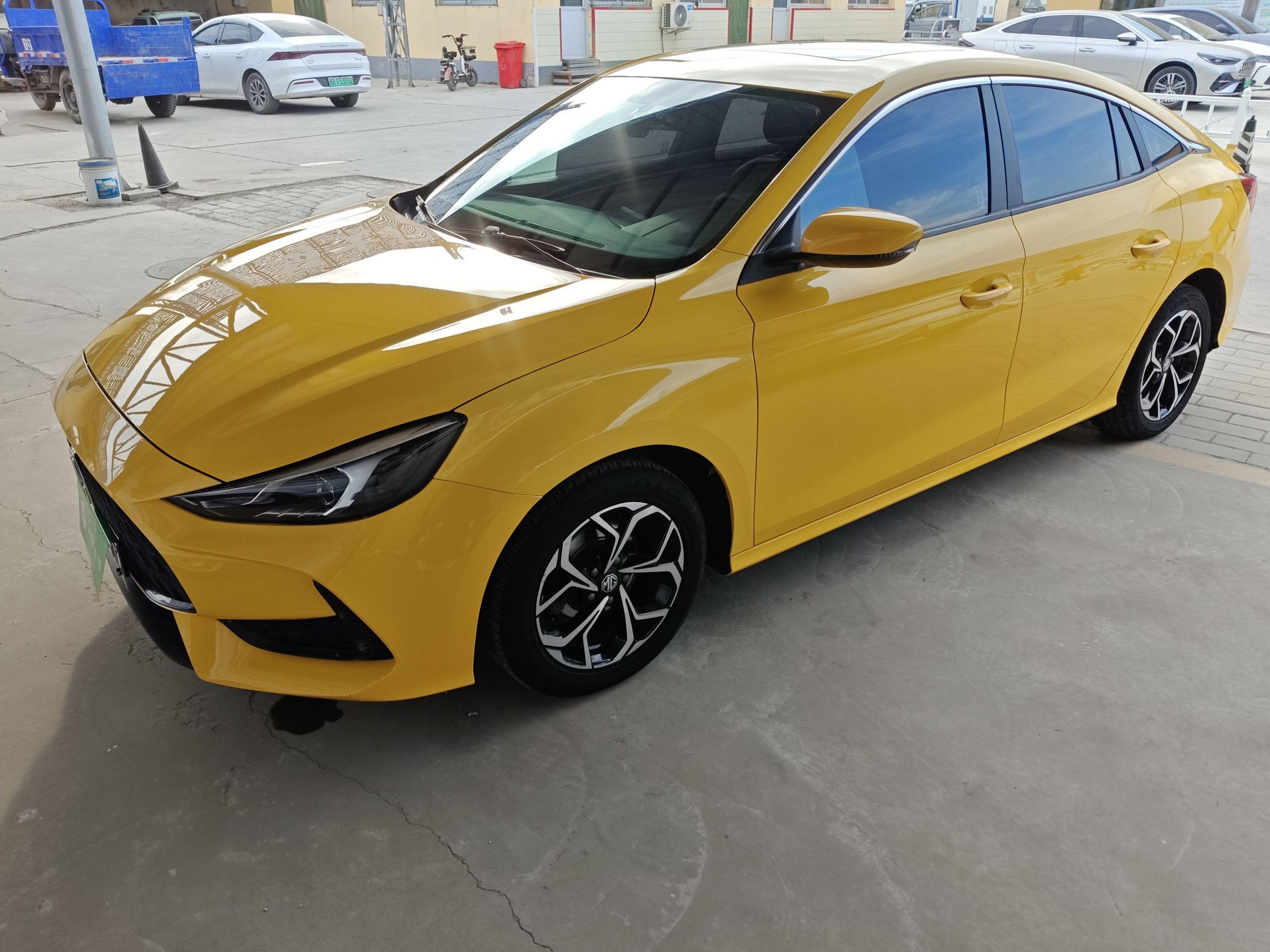 تحت مقدمة السيارة