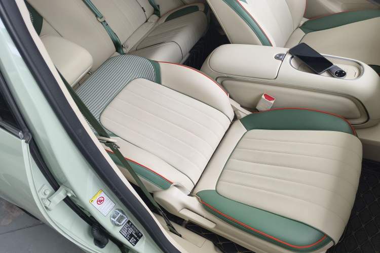 Used ORA Good Cat 2023 401 km Standard Range Luxury Version Lithium Iron Phosphate
