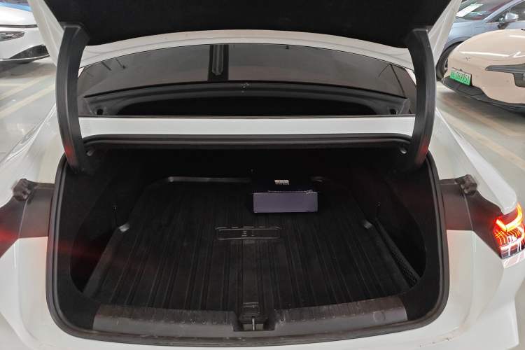 Used Geely Galaxy E8 2024 665 km Range Rear-Drive Starship Long-Range Version
