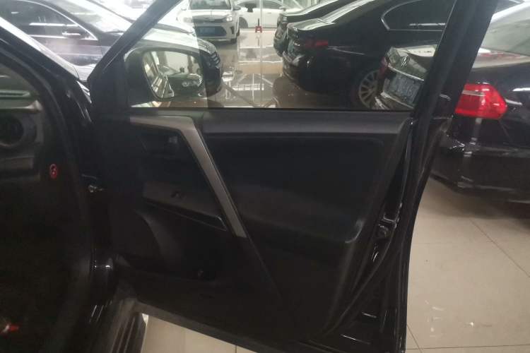 Used Toyota RAV4 2016 2.0L CVT Two-Wheel Drive Fashion Edition China V Standard
