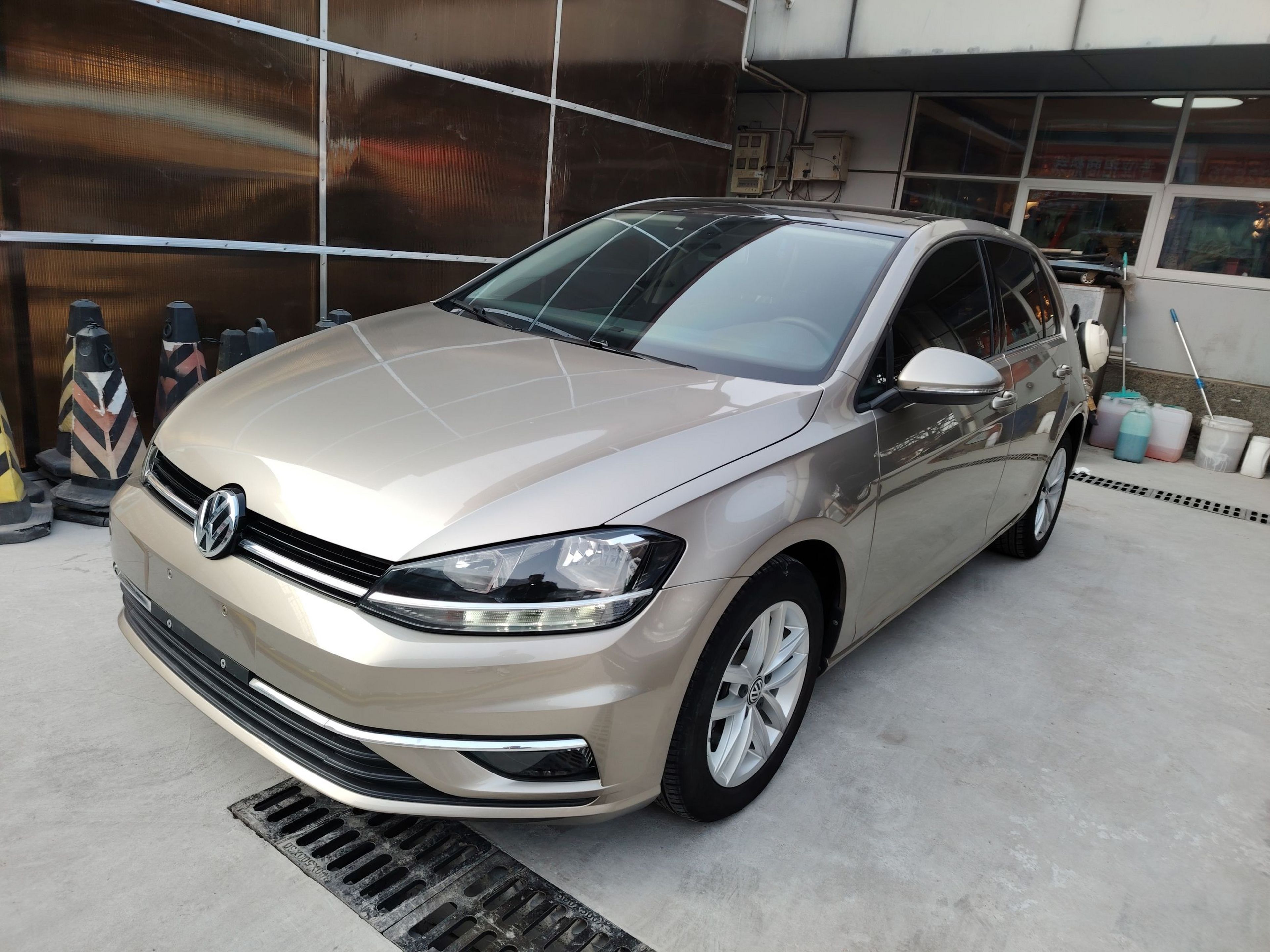 تحت مقدمة السيارة