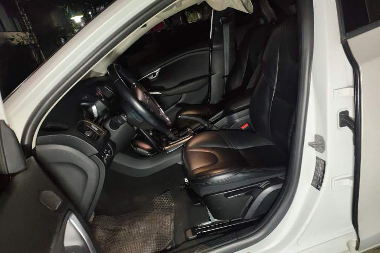 Used Volvo V40 2015 1.6T Zhiyi Edition
