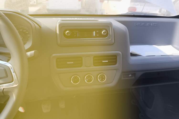 Used Wuling Yangguang 2024 300KM Comfort Version Passenger Van 75kW
