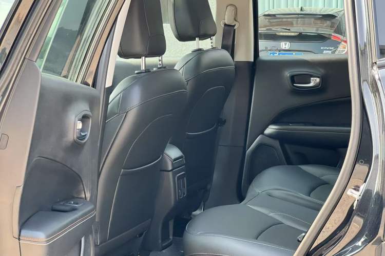 Used  Compass 2017 200T Automatic Enjoyment Version
