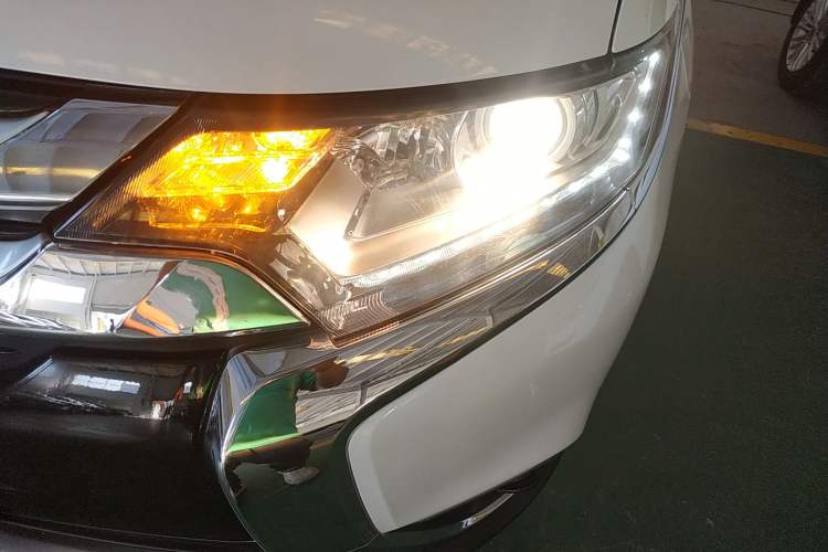 Used Mitsubishi Outlander 2016 2.0L Two-Wheel Drive Fashion Edition 5 Seats