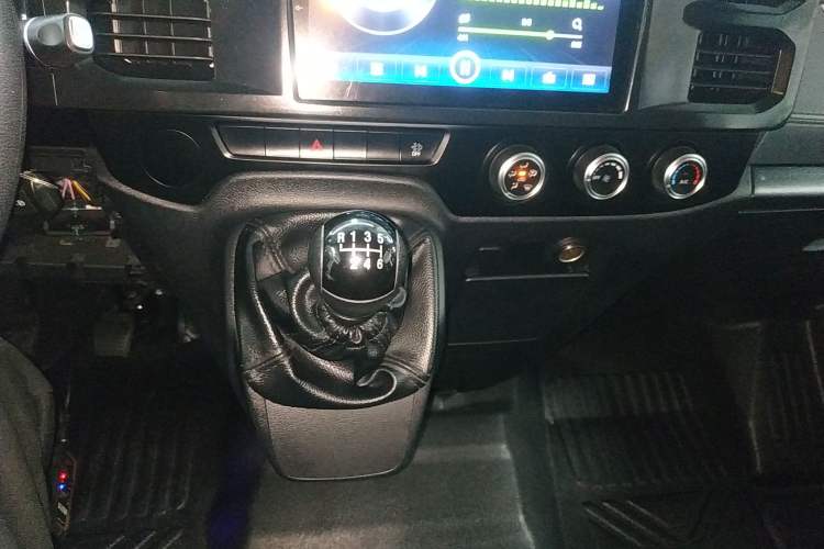 Used JMC Fushun 2023 2.0T Manual Short-Wheelbase Mid-Height Commercial Multi-Purpose 5-Seater Passenger Vehicle
