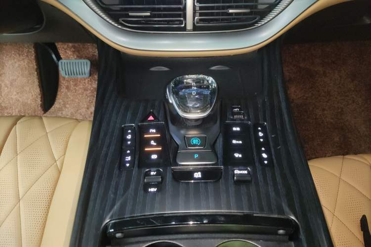 Used Denza D9 2024 DM-i 1050 Luxury Model
