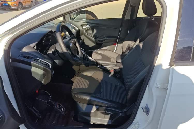 Used Ford Focus 2018 Hatchback Classic 1.6L Automatic Trendy SmartDrive Edition
