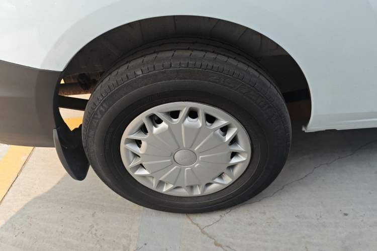 Used Ford Transit 2020 2.0T Diesel Multi-Function Commercial Vehicle Mid-Chassis Low-Roof Design with Dual Rear Doors Meeting China VI Emission Standards
