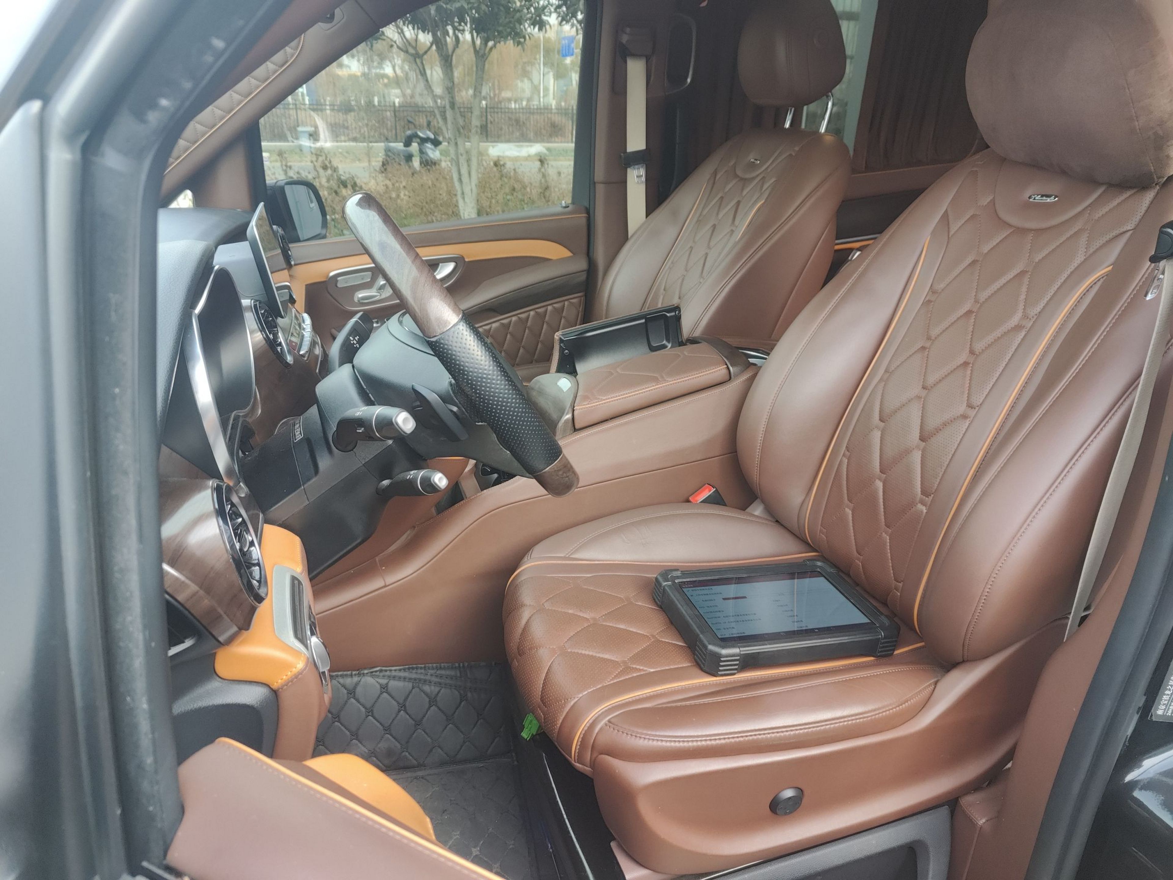 Переднее сиденье в автомобиле