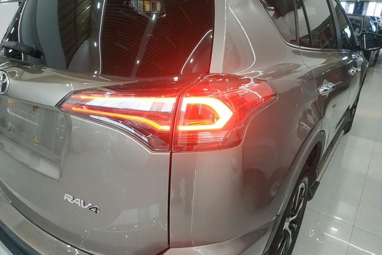 Used Toyota RAV4 2016 2.0L CVT Two-Wheel Drive Fashion Edition China V Standard
