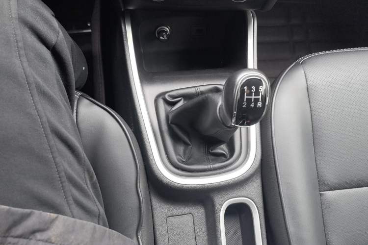 Used Jinbei Gold Hiace M Classic 2023 1.5L Travel Lion Passenger Vehicle 5/6/7 Seats