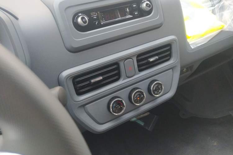 Used Wuling Yangguang 2024 300km Comfort-Grade Passenger Van 60kW