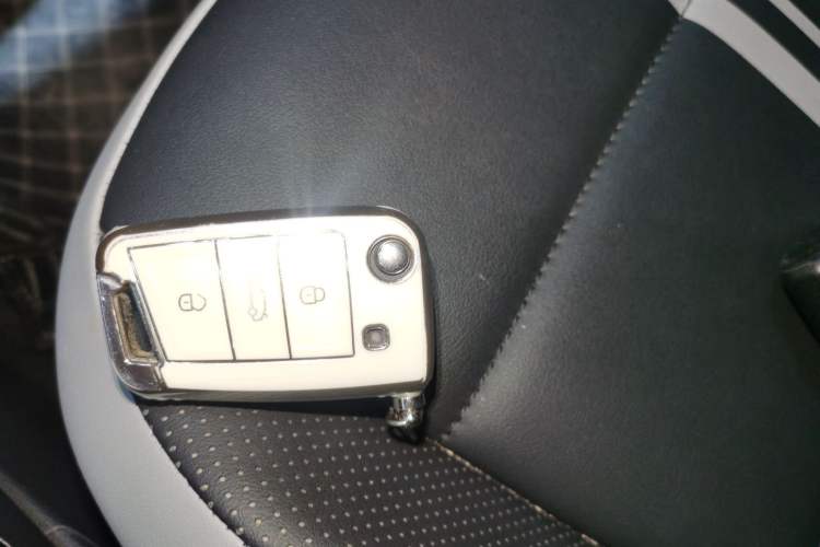 Used Volkswagen T-ROC 2025 300TSI DSG Two-Wheel Drive Chen Guang Edition
