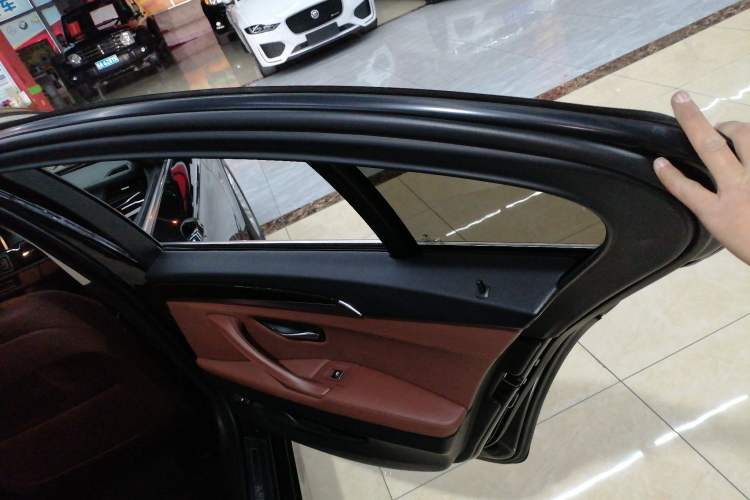 Used BMW 5 Series 2014 525Li Leading Model
