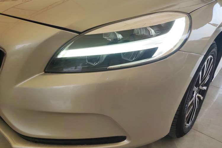 Used Volvo V40 2017 T3 Zhiyi Edition
