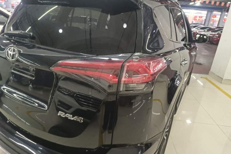 Used Toyota RAV4 2016 2.0L CVT Two-Wheel Drive Fashion Edition China V Standard
