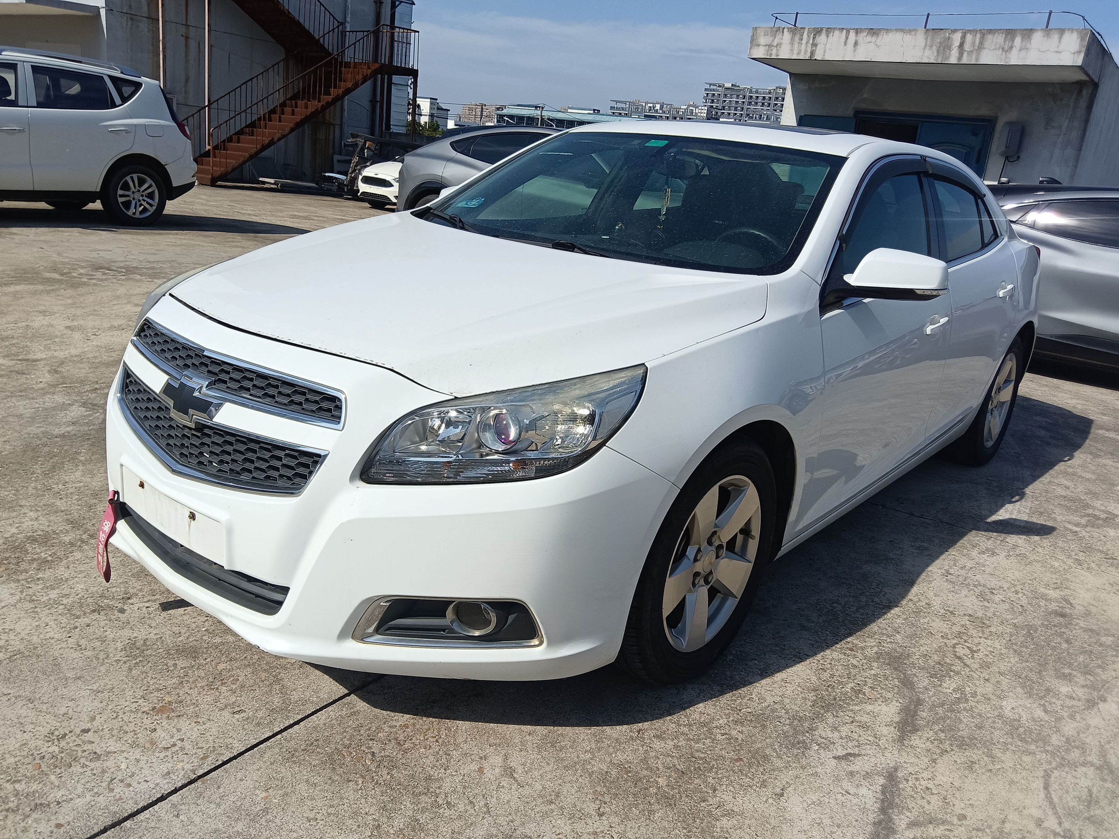 تحت مقدمة السيارة