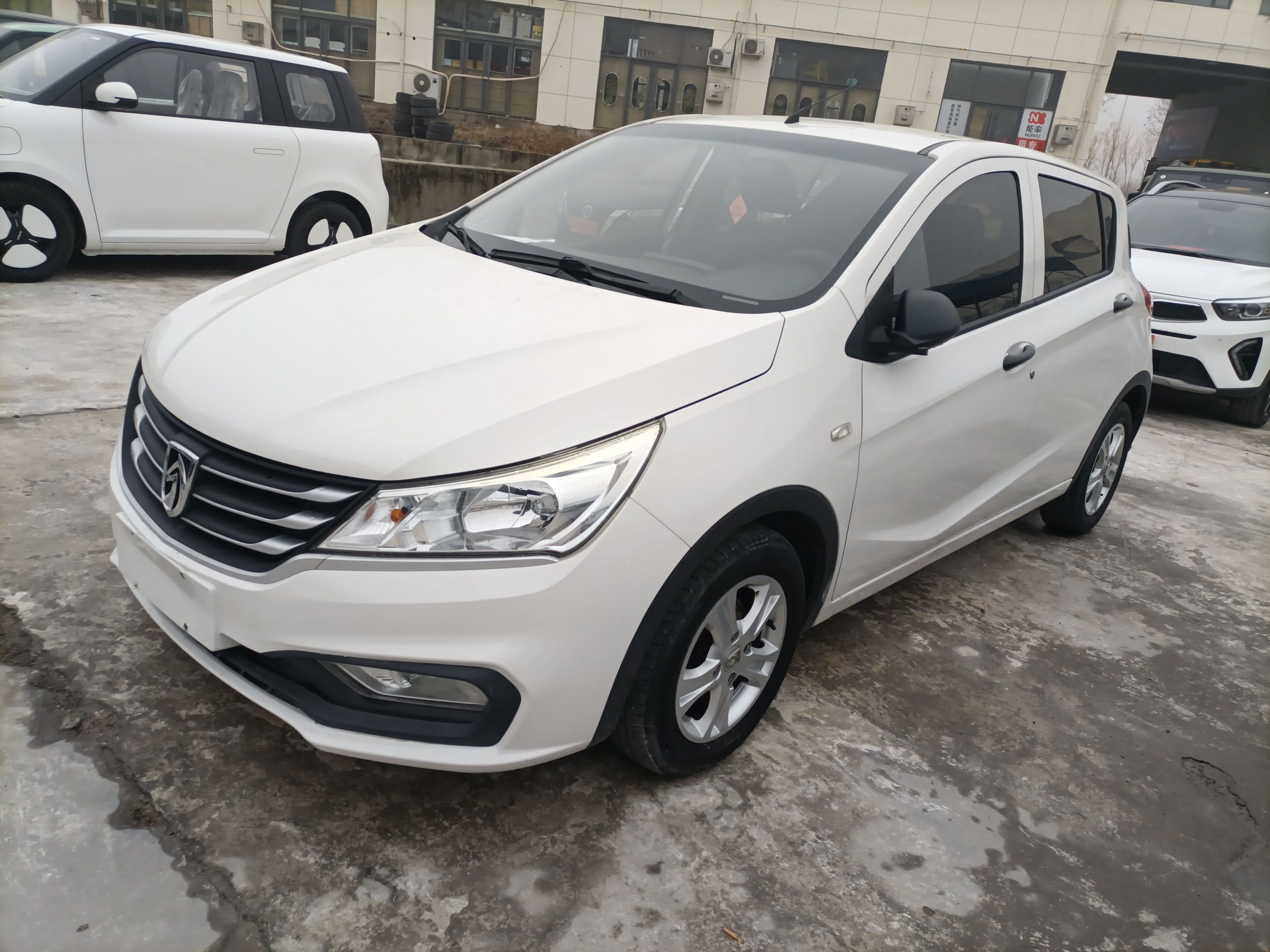 تحت مقدمة السيارة