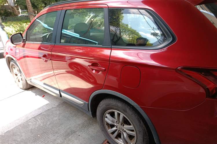 Used Mitsubishi Outlander 2016 2.0L Two-Wheel Drive Fashion Edition 5 Seats
